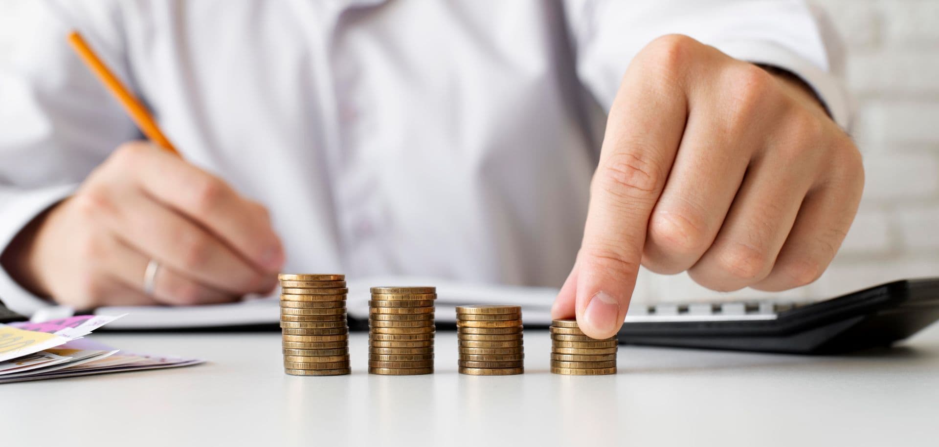 Profesional revisando incentivos fiscales para innovacion empresarial